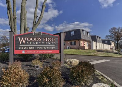 Woods Edge Apartment exterior sign